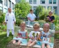 Bildmontage: Klinikum/Uschold/exb
Den Drillingen Luisa, Toni und Maria geht es gut. Mit ihnen freuen sich (von links) Chefarzt Andreas Fiedler, Stationsleiterin Sandra Osso und Sylvia Karl, die Oma der Drillinge.