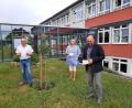 Bild: bk
Übergabe der Erinnerungstafeln für die Apfelbäume: Bürgermeister Ludwig Biller, Elternbeirats-Vorsitzende Karin Bertl und Rektor Günther Paul.