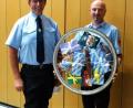 Bild: twg
Ehrenkommandant Siegfried Kellner (links) wurde kürzlich offiziell als Vorsitzender der Feuerwehr Pullenreuth verabschiedet. Er erhielt ein originelles Geschenk von Kommandant Andreas Philipp.