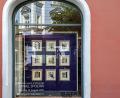 Bild: Axel T. Schmidt ubb
Im Schaufenster der Apotheke am Vesten Haus in Weiden können Werke des Künstlers Daniel Spoerri besichtigt werden.