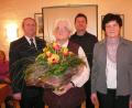 Archivbild: gi
Mathilde Gissibl wurde nach 15 Jahren Mesnerdienst vom damaligen Pfarrer Josef Most, Kirchenpfleger Georg Wurdack und Pfarrgemeinderatssprecherin Anni Hanauer (von links) verabschiedet. Nun ist Mathilde Gissibl verstorben.