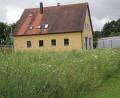 Bild: frd
Blick auf das Gerätehaus der Feuerwehr Teunz. Die geplante Erweiterung wäre in Richtung des angrenzenden Wiesengrundstücks (im Vordergrund) möglich, das die Gemeinde bereits erworben hat.