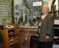 Bild: Hirsch
Luise und Franz Schieder beginnen die Führung durch das Turmmuseum Schwarzenfeld. an der orientalischen Krippe und am Regal mit alten Messbüchern.