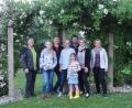 Bild: jhö
Von der Straße her nicht sonderlich auffällig, befinden sich die Gartenparadiese der Familien Christine Wiesend und Peter Murr (dritter und vierte von links) und Karin und Wolfgang Steuber (zweite und dritter von rechts) hinter natürlichen Grün versteckt. Die beiden Vorsitzenden und Mitglieder der Gartenbauer aus dem Klosterdorf waren restlos begeistert.