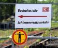 Symbolbild: Carsten Rehder dpa/lno
Ein Schild weist auf den Schienenersatzverkehr hin.