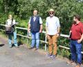 Bild: Roland Wach/exb
Auf der gesperrten Schwarzachbrücke verschafften sich die Teilnehmer der Auftaktbesprechung, darunter Bürgermeister Maximilian Beer (Zweiter von rechts) und VG-Geschäftsstellenleiter Jürgen Steinbauer (links daneben), ein Bild von der Situation.
