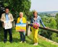 Bild: Sybille Reger/Stadt Nabburg/exb 
Bürgermeister Frank Zeitler, Zweite Bürgermeisterin Irene Ehemann und die Leiterin der Gästeinformation, Martina Hölzl (von links), würden sich freuen, wenn möglichst viele Kinder bei der Malaktion mitmachen würden.