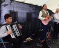 Bild: Kunz
Das Trio "Scho" trotzte dem Regen und spielte Lieder zum Mitklatschen.
