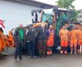 Bild: lep
Die Verantwortlichen des Kirchenthumbacher Bauhofes nehmen den neuen Kommunaltraktor mit verschiedenen Anbaugeräten in Empfang. Im Bild (von links) René Leipnitz, Verkaufsberater BayWa, Bauhofleiter Jörg Dollhopf, Bürgermeister Jürgen Kürzinger sowie die Mitarbeiter des Bauhofes.