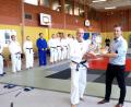 Bild: soj
Bürgermeister Wolfgang Söllner dankte Trainer und Ju-Jutsu-Abteilungsleiter Markus Grohmann mit einen Geschenkkorb für sein über 20-jähriges ehrenamtliche Engagement.