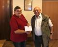 Bild: bk
Der zweite Vorsitzende der KSK Weiherhammer Karl Stahl (links) gratuliert Hermann Nickl zum 85.Geburtstag.