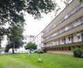 Bild: pz
Mit dem ehemaligen Krankenhaus in Waldsassen hat der Investor große Pläne. So sollen in dem von der Egerer Straße zurückgesetzten Gebäudeteil (Bild) mit den bestehenden Balkons zur Parkanlage Schwanenwiese Wohnungen entstehen.