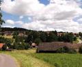 Bild: Portner
Die Ortschaft Fuchsberg mit Bubenlohe (unten), dem Ortskern (mittig hinter den Bäumen) sowie der gewachsenen Siedlung schmiegt sich an einen Südhang zwischen Teunz und Kühried.