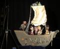Bild: eik
Puppenspieler Bernd Linde sitzt mit seinen Musik-Piraten in einem Boot.