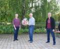 Bild: cvl
In der Hauptversammlung erhielt Andrea Dumler vom Kernvorstand als kleines Dankeschön einen Präsentkorb: (von links) Lisa Schiml, Andrea Dumler, Ernst Vogl und Markus Dumler.