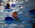 Symbolbild: Jens Büttner/dpa
Schwimmunterricht ist enorm wichtig für Kinder. In Pandemiezeiten fielen die Kurse jedoch aus. Jetzt geht es wieder langsam los, aber es ist wegen der Vorschriften nicht einfach für Wasserwacht und Vereine, den Unterricht anzubieten.