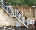 Bild: e
Der Bauausschuss hat sich ein Bild von der Situation in der Kläranlage gemacht. Die Stadt Schnaittenbach muss in eine neue Fällmittelanlage investieren, da die bisherige Lagerung des Fällmittels nicht mehr der gültigen Rechtslage entspricht.