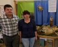 Bild: le
Von Anfang an hatten sich die Eheleute Loni und Helmut Weig (rechts ) für die Pflege und Gestaltung der Jahreskrippe in der katholischen Pfarrkirche St. Johannes bereit gefunden. Mit den Eheleuten Wolfgang und Birgit Kraus (links) haben sie tüchtige Helfer gefunden und die Gewissheit, dass die Jahreskrippe ständig betreut wird.