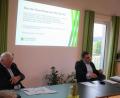 Bild: bnr
Für eine Teilnahme der ILE Bayern-Böhmen am Pilotprogramm "Demografiefeste Kommune" wirbt ILE-Umsetzungsberater Christian Karl (rechts). Bürgermeister Johann Wilhelm hörte den Ausführungen aufmerksam zu.