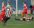 Archivbild: , ref
Alles Haare raufen bringt nichts. Die Fußballer des 1. FC Schwarzenfeld (gestreifte Trikots) müssen in der neuen Saison in der Süd-Gruppe spielen.