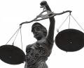 Symbolbild: David-Wolfgang Ebener
Eine Statue der Justitia mit einer Waage in ihrer Hand.