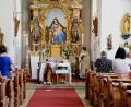 Bild: bey
Pfarrer Julius Johnrose feierte in der Kirche in Neuenhammer das Fest der Weihe. Vor 184 Jahren wurde die Kirche, im Besitz der Familie Maurer, von Bischof Franz Xaver von Schwäbl geweiht.