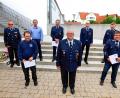 Bild: hai
Neben dem neuen Ehrenkommandanten Thomas Hartmann (Vierter von rechts) konnten Bürgermeister Christian Porsch (Dritter von links), Kreisbrandmeister Jürgen Küffner (hinten rechts) und sein Vorgänger Karl Heinz Sehnke auch Christian Brendel (von links), Wolfgang Schirmer (rechts), Gerd Zetlmeisl und Harald Zimmermann (Vierter und Sechster von links) gratulieren.