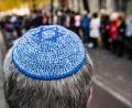 Bild: Paul Zinken/dpa
Ein Mann mit Kippa vor der Neuen Synagoge. Das Bündnis für ein weltoffenes und tolerantes Berlin hatte zu der Aktion unter dem Motto «Wir stehen an Eurer Seite!» aufgerufen, um ein Zeichen gegen Antisemitismus und Hass zu setzen.
