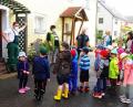 Bild: ld
Johannes Besold (links) hatte zwei Gruppen des Brander Kindergartens Don Bosco zu Gast. Auch Bürgermeister Bernhard Schindler (Mitte) war dazu eingeladen und freute sich über das Interesse der Kinder an der Landwirtschaft.