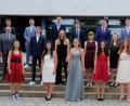 Bild: do
Die 18 besten Absolventen des Gymnasiums Eschenbach mit einer Note bis 1,5 mit Oberstufen-Koordinator Robert Kreuzer, Schulleiter Peter Schobert (Zweiter und Dritter von links) und Oberstufen-Koordinatorin Kerstin Eckert (rechts).