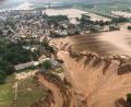 Bild: Rhein-Erft-Kreis/dpa
Ein Foto, das die Bezirksregierung Köln am Freitag über Twitter verbreitete, zeigt Überschwemmungen in Erftstadt-Blessem. Laut der Behörde sind einige Häuser eingestürzt, mehrere Menschen würden vermisst.