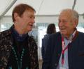 Bild: Houschka
Eine Begegnung fast auf den Tag genau 35 Jahre nach dem
Anti-WAA-Festival: In Regensburg trafen sich Haindling-Bandleader Hans-Jürgen Buchner (76) und der heuer 90 Jahre alt gewordene ehemalige Schwandorfer Landrat Hans Schuierer (rechts). Bild: Houschka