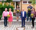 Bild: do
Coronabedingt 15 Monate nach Ende der Wahlperiode verabschiedete der Speinsharter Gemeinderat vier ehemalige Kollegen. Im Bild (von links) Gabi Müller mit Ehemann Georg, Barbara Müller, Bürgermeister Albert Nickl, Roland Lins sowie das Ehepaar Andrea und Werner Dobmeier.