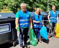 Bild: gri
Warnwesten, Müllsäcke und Greifwerkzeuge: Bestens ausgestattet ging es zum Müllsammeln. Von links: Benno Schißlbauer, Petra Amann (BDS Regenstauf), Stefan Rehaber und Peter Wünschmann.