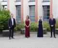 Bild: Fröhlich/exb
Die drei Abiturbesten des JAS-Gymnasiums Nabburg waren in diesem Jahr Theresa Kurz (Notendurchschnitt von 1,0, Mitte), Magdalena Bauer (1,1, links) und Christian Feller (1,2, rechts). Schulleiter Christian Schwab (rechts außen) gratulierte gemeinsam mit Oberstufenkoordinator Stefan Schropp (links) zu dieser ausgezeichneten Leistung.