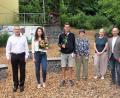 Bild: tra
Blumen für die Spitzen-Azubis (von links): Bäckermeister Georg Grosser, Lara Schwarzenberger, Moritz Übler, Rektorin Helga Gradl, stellvertretende Schulleiterin Sabine Stopfer-Birner und Bürgermeister Hans Ram.