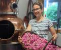 Bild: Graf/exb
In der Delikatessen-Manufaktur in Schwarzenfeld wird in der eigenen Brennerei aus historischen Damaszener-Rosen ein bayerisches Rosenwasser destilliert.