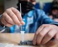 Symbolbild: Sebastian Gollnow/dpa
Ein Schüler führt einen Corona-Schnelltest an sich selbst durch. Lehrer haben bei einem Gespräch mit der Kreistagsmitgliedern der Freien Wähler die Corona-Situation an den Grund- und Mittelschulen "durchaus kritisch" beurteilt.