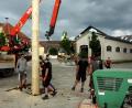 Bild: zer
Das Baumaufstellen ließen sich die Pirker nicht nehmen. Schnell musste es gehen, und Tanzen war in diesem Jahr auch nicht drin.