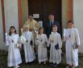 Bild: gi
Fünf Erstkommunionkinder gingen erstmals an den Tisch des Herrn. Aus der Hand von Pfarrer Udo Klösel erhielten sie den Leib Christi. Lehrer Sandro Stefinger gratulierte den Kindern.