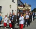 Bild: bnr
In der eucharistischen Prozession nach dem Festgottedienst zogen die Gläubigen durch das festlich geschmückte Dorf.