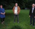 Bild: kro
Reinhard Zintl (Mitte) wurde zum Ehrenmitglied des Kleintierzuchtvereins Waldsassen ernannt. Dazu gratulierten Vorsitzende Heike Suchanek und Zweiter Bürgermeister Karlheinz Hoyer.