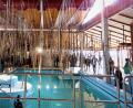 Bild: ubb
Es ist eine Kunstinstallation nach der Idee von Daniel Spoerri: Hunderte Wanderstöcke hängen an Kunststofffäden über dem erstmals seit 25 Jahren mit Wasser gefüllten Becken des Badehauses Maiersreuth.