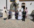 Bild: hzi
An der Mariengrotte bei der Pfarrkirche nahmen die Kinder Aufstellung für ein Erinnerungsbild, eingerahmt von den Ministranten sowie Pater Samuel Patton und Marion Eschenweck.