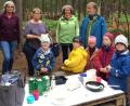 Bild: soj
Die Leiterin des Waldkindergartens, Sabine Reindl (rechts), nahm eine Spende des Obst- und Gartenbauvereins Ebnath, vertreten durch Lucia Kratzer Anni Müller und Vorsitzende Inge Geißler (von links), entgegen.