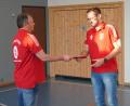 Bild: fvo
Ein kleines Präsent überreicht der FSV - Vorsitzende Peter Sollfrank (links) an den bisherigen Jugendleiter Roman Klos.
