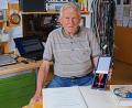 Bild: twi
Franz Neblich präsentiert sein Verdienstkreuz am Bande mit Urkunde, daneben sein Buch "Mein bewegtes Leben" in seinem elektrotechnischen Studio, das mit zahlreichen Geräten ausgestattet ist.