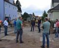 Bild: bnr
Der Bau- und Umweltausschuss macht sich ein Bild vom Fortgang der Bauarbeiten in der Bahnhofstraße. Bisher läuft alles nach Plan.