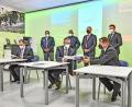 Bild: Florian Miedl
Vorne, von links, Andreas Schmuderer von Siemens, Marco Krasser, Geschäftsführer der SWW, und Bernd Koch von Siemens. Im Hintergrund (von links): Markus Brand, Vorstand des Kommunalunternehmens Marktredwitz, der Arzberger Bürgermeister Stefan Göcking, Siemens-Finanzvorstand Ralf Thomas, der Wunsiedler Bürgermeister Nicolas Lahovnik und sein Kirchenlamitzer Amtskollege Thomas Schwarz.