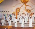 Bild: fvo
Nach der gemeinsamen Dankfeier am später Sonntagnachmittag stellen sich die 20 Erstkommunionkindern 2021 der Pfarrei St. Sebastian mit Pfarrer Norbert Götz vor dem Altar.